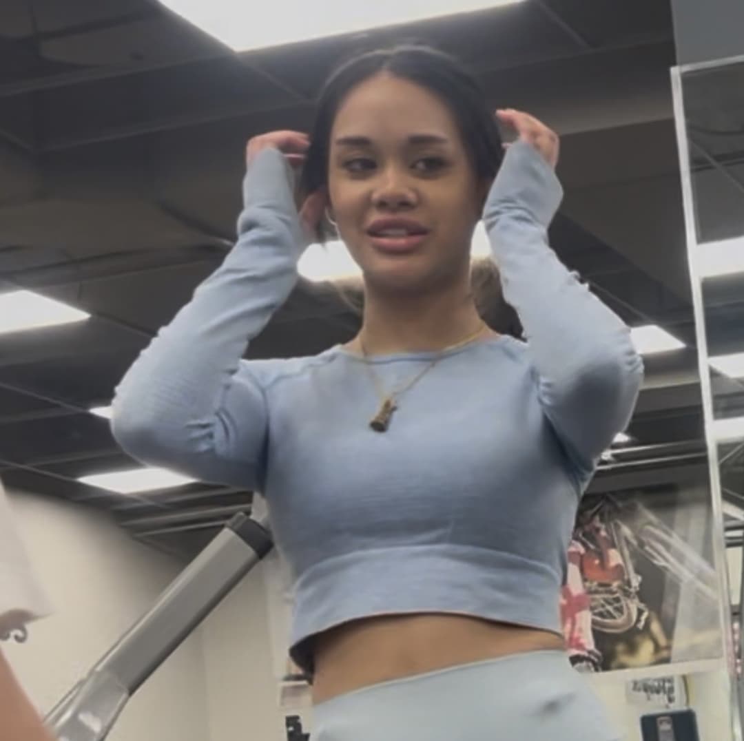 Asian babe showing off her body in the gym. Hot gstring print. Cameltoe ! Like & comment if u enjoy