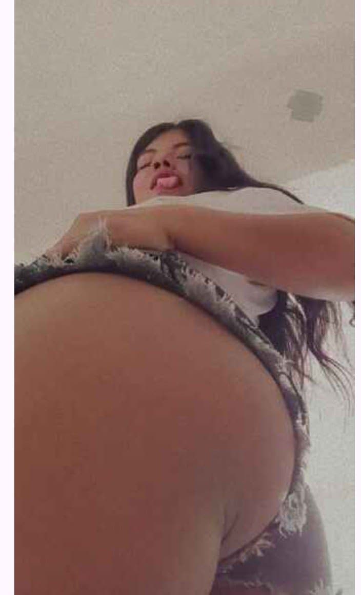 Puta lesbiana ? le envía foto a un hombre ?