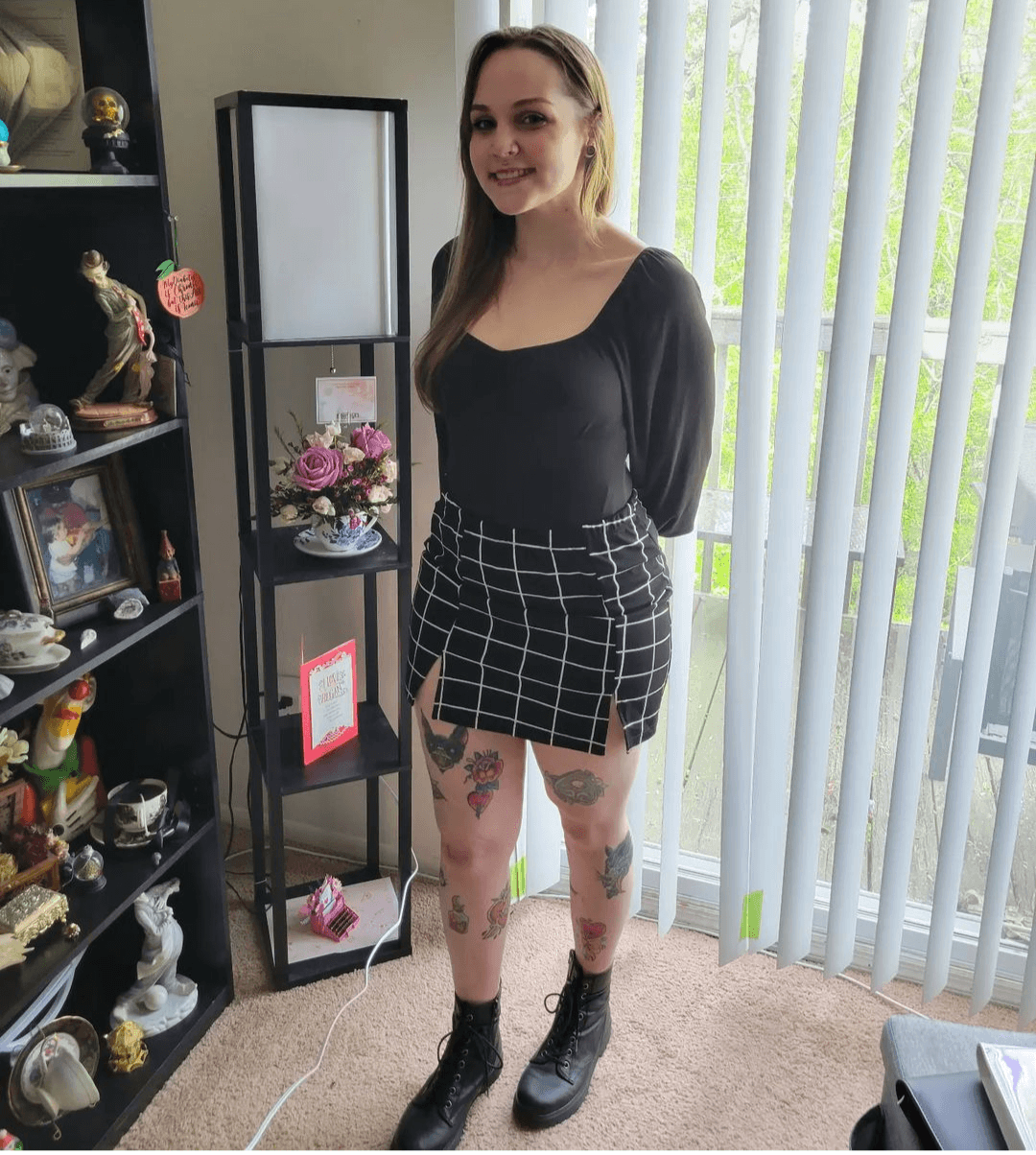 What a cute little bitch. Leaked shots of her ass and her ex husband grabbing her ass.