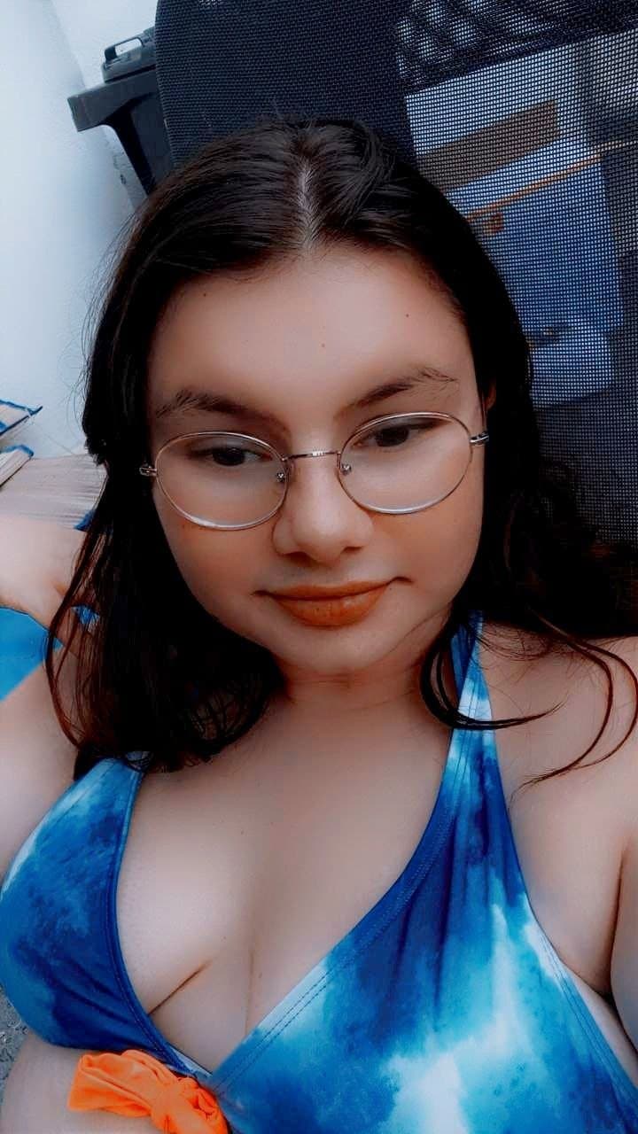 Deutsche dicke BBW Samantha Wolf präsentiert ihren Körper im Bikini