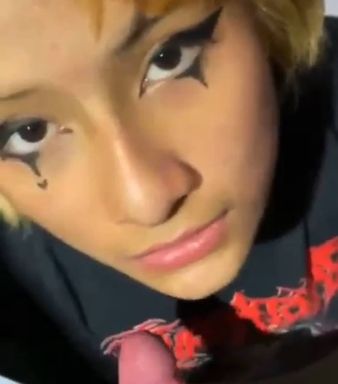 vazou gotica mamando no banheiro do shopping delicia videos vazados