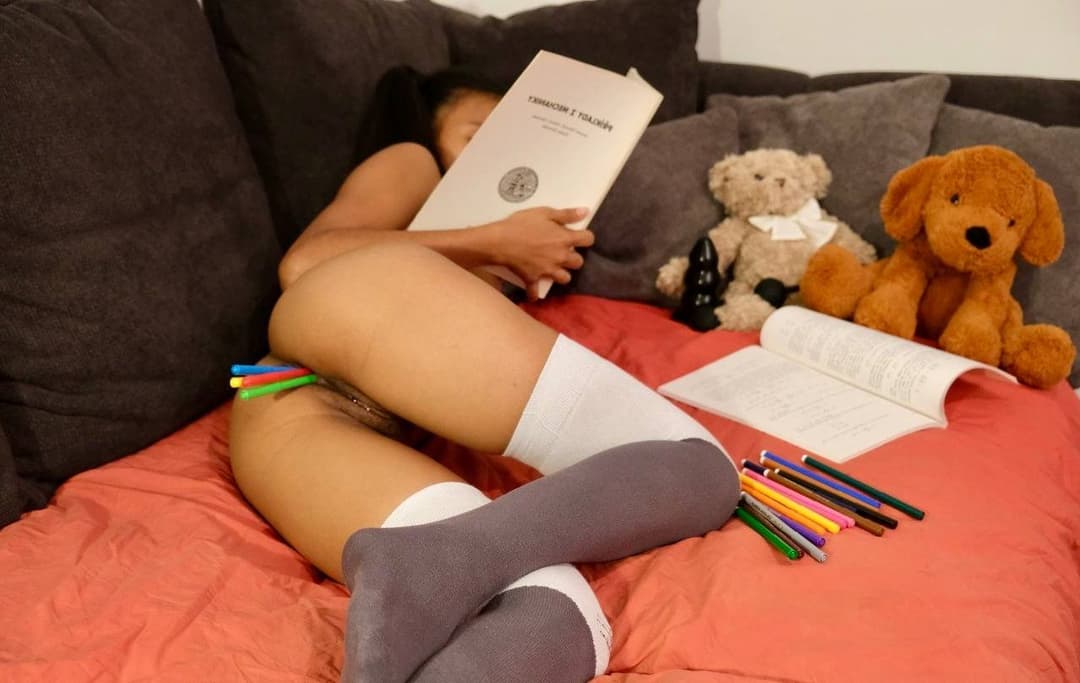 Asian teen shows anal gape and prolapse