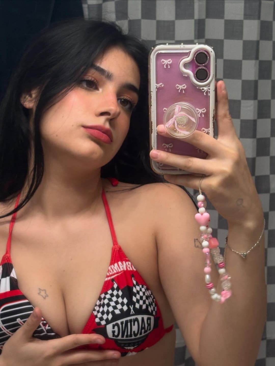 White emo slut is a dirty slut and spreads her pussy