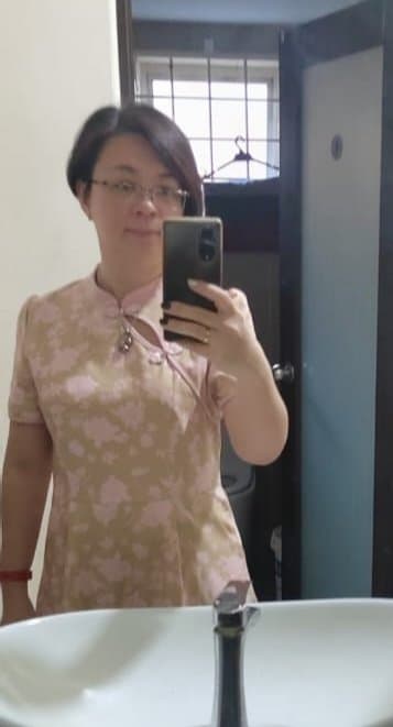 Malaysia lonely housewife show off shaved pussy