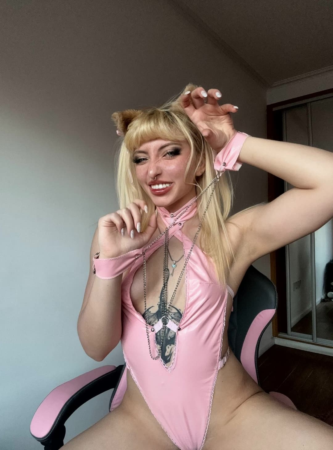 This kitten’s got claws ready for you