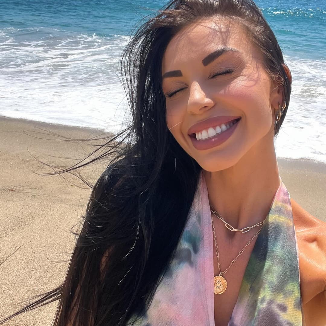 When you have a Hot GF.. But you still Cheats, with your Divorced Middle Aged Friend