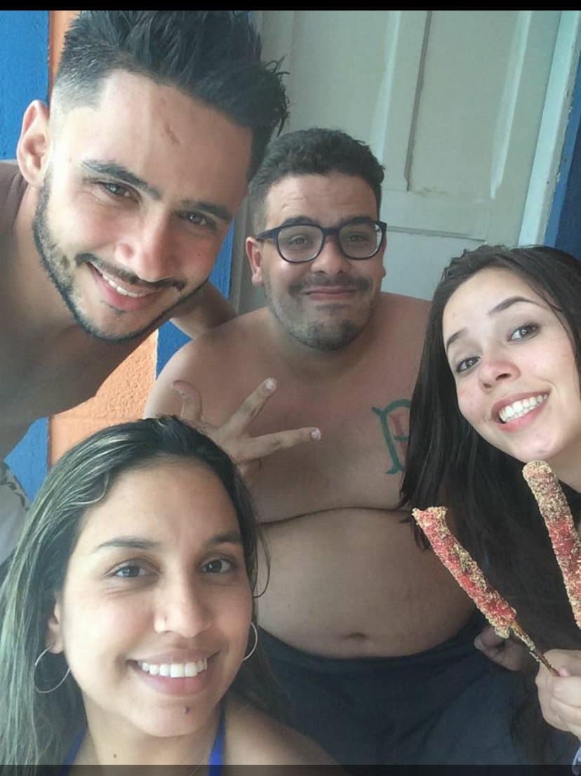 Sim, ele comeu as duas, marmitas namoradas dos amigos, cara comeu as 2 namoradas do amigos