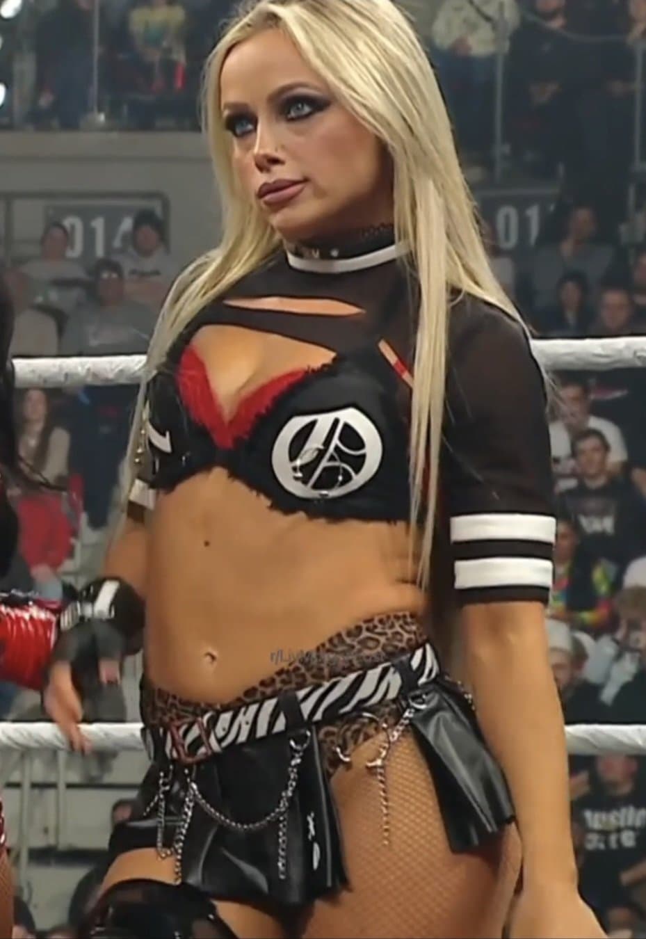 Liv Morgan y sus calzones de estampado de leopardo ????