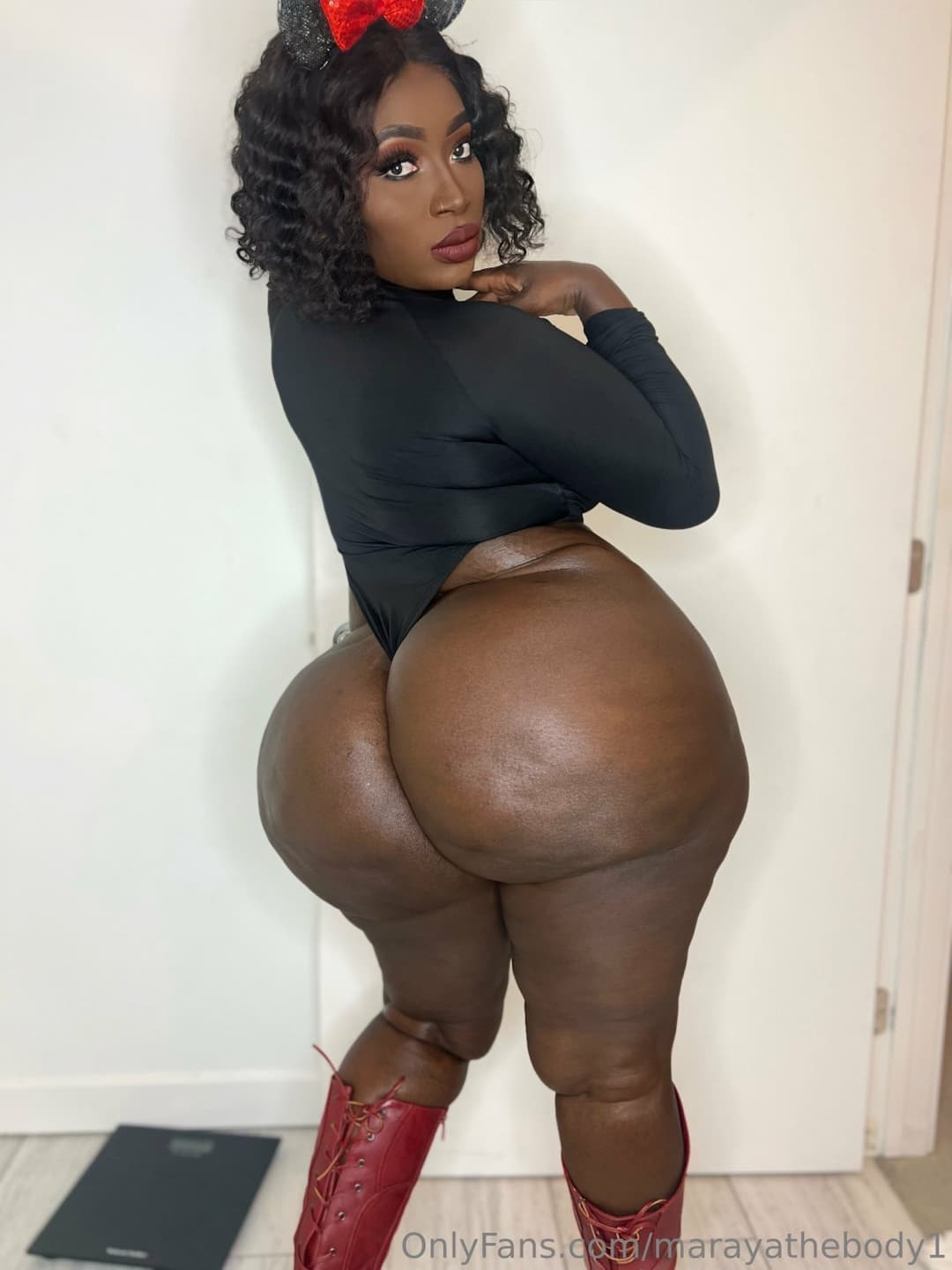 Uno de mis fetiches y fantasías es meterle los dedos en el culo a una negra culona así