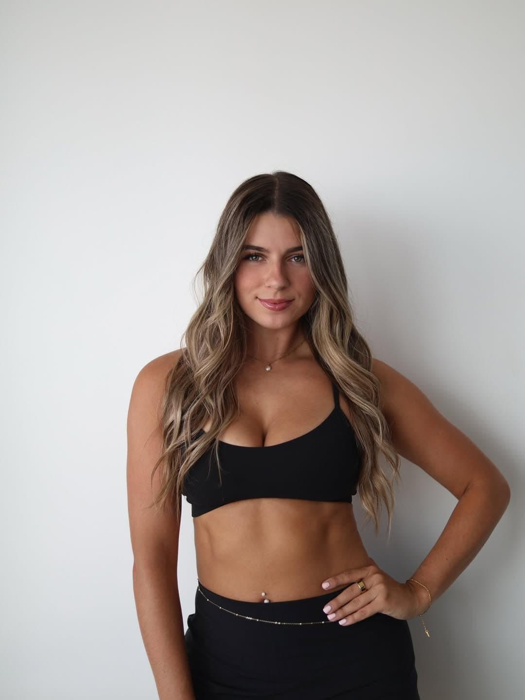 Watch workout coach’s big boobs bounce while she walks