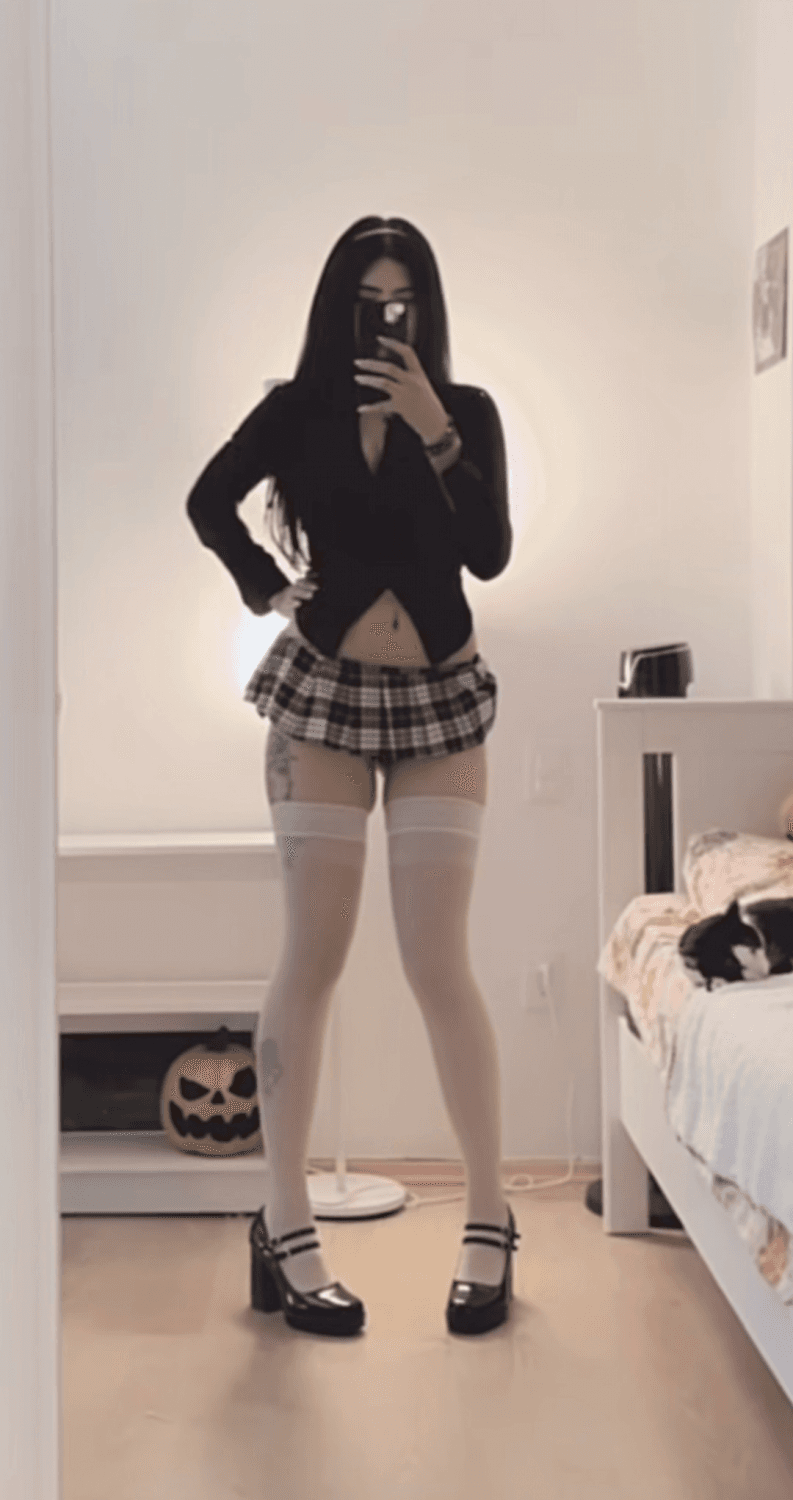 De putita en mini con el deseo que se masturben muy rico con mis fotos