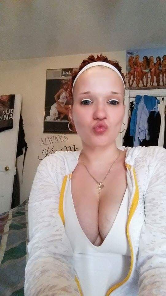 Trailer trash slut Jess nude selfies