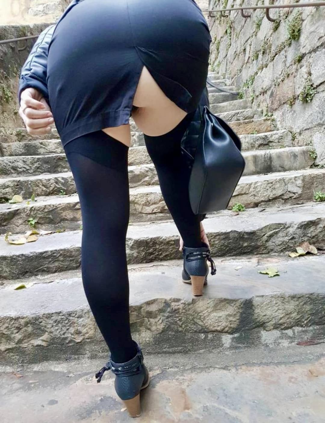 Sophie75 exhib devant des voyeurs dans les bois et ailleurs