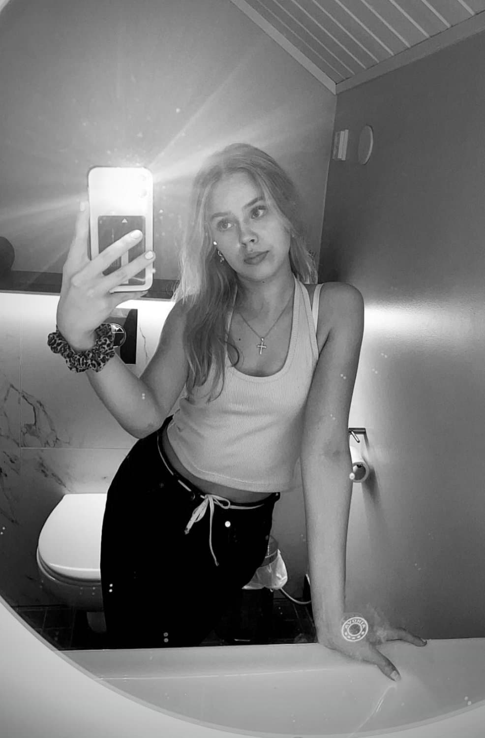 I found this one dude little sister go make him cry and scare on kik: honkka7