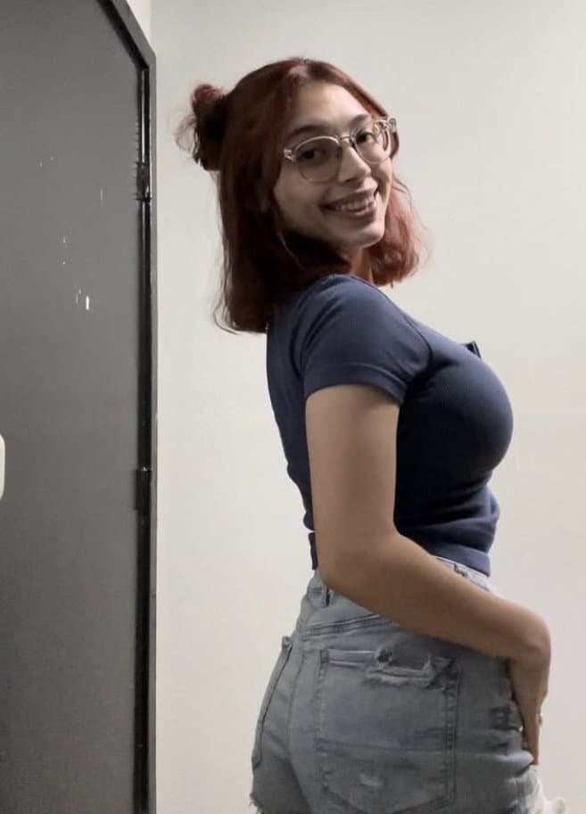 Salpicaría toda mi leche de ver como ya le cuelgan las enormes tetas a mi prima Sara