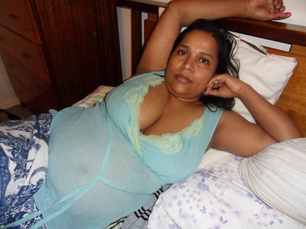 Voluptuous bhabhi from Dhaka, Bangladesh. No one could resist to pound this bhabhi????