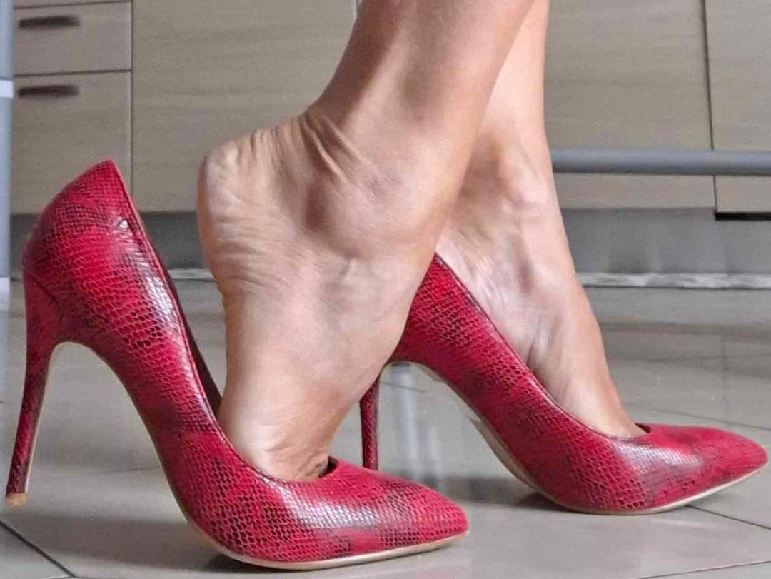 Skinny Feet in sexy red High Heels ? ?