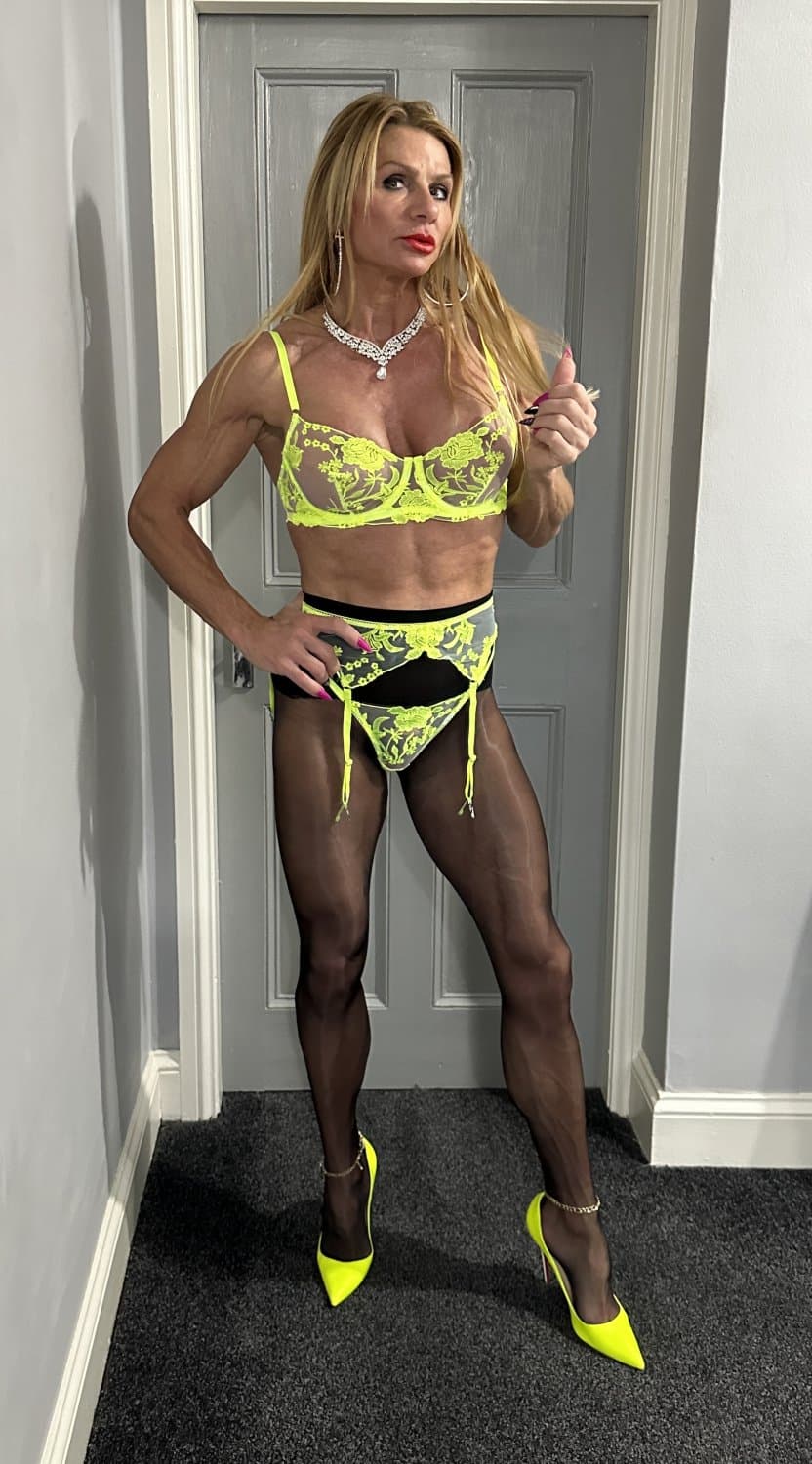 Fit Hotmilf with big meaty pussy and phat clit ??