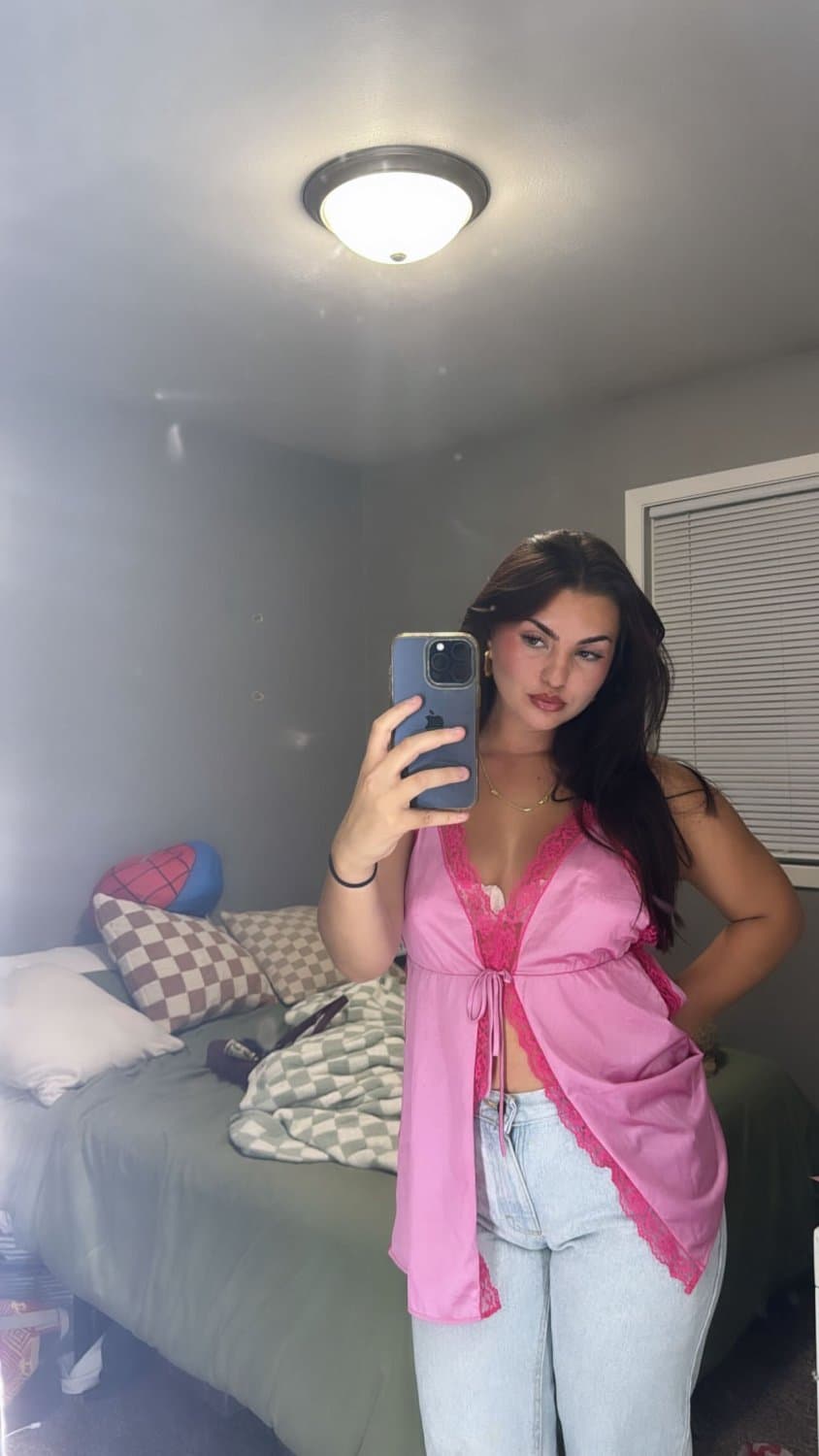 Cheating college girl can’t resist drunk makeout sessions