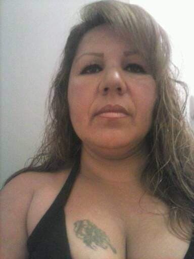 Mi madrastra por andar de puta le destrozaron el culo,el desconocido la obligó a tener anal