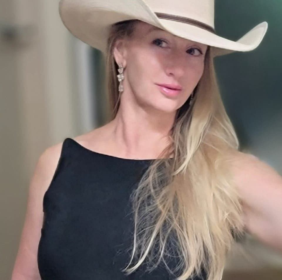 Tammie gave a quick show of her good looking fakies to the crowd and cameras at mardi gras