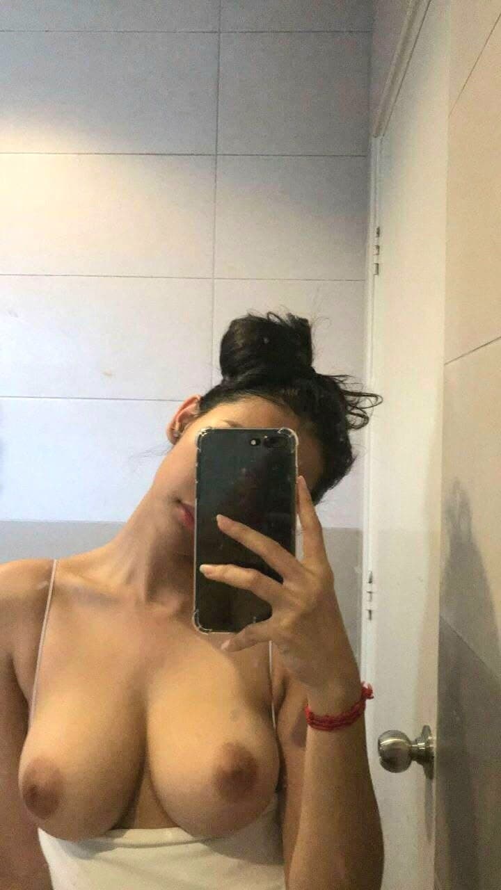 Desi South Indian Rich Very Beautiful Cute Instagram Influencer Homemade Full Nude Show Selfie