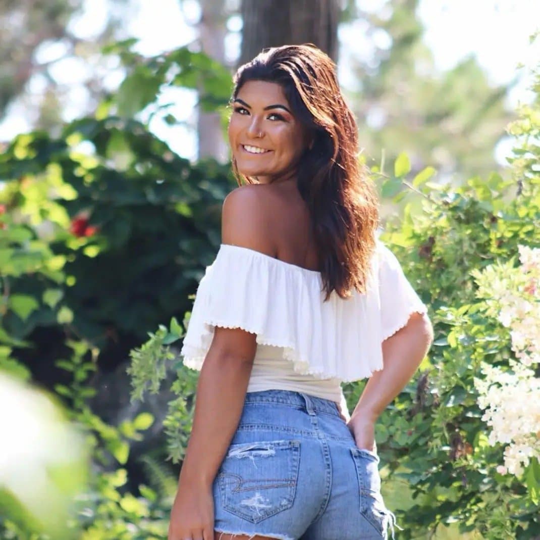 Dark haired, dark eyed sexy beauty wants you to goon