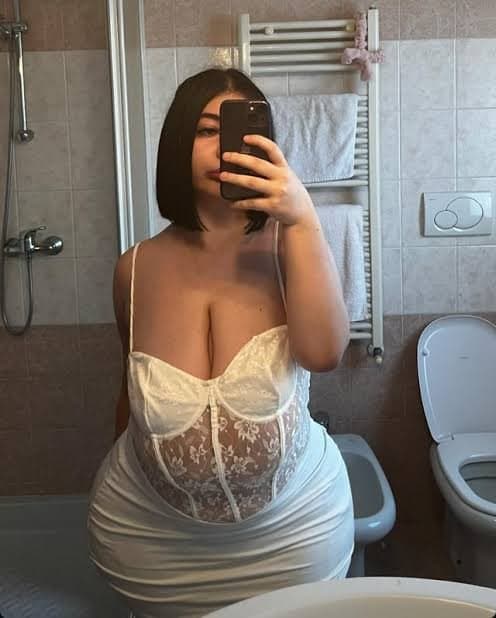 Putita de tetas gigantes y caídas, tiene las tetas más jugosas y lechosas que hay