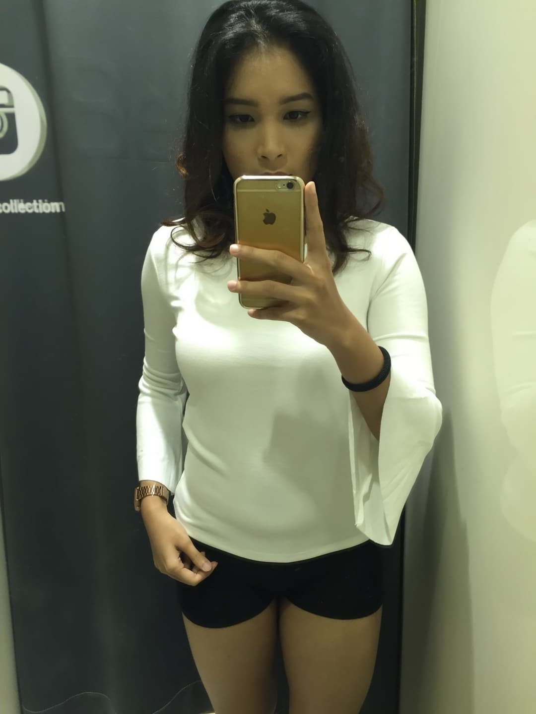 Singapore office lady can’t resist nude selfie in the changing room