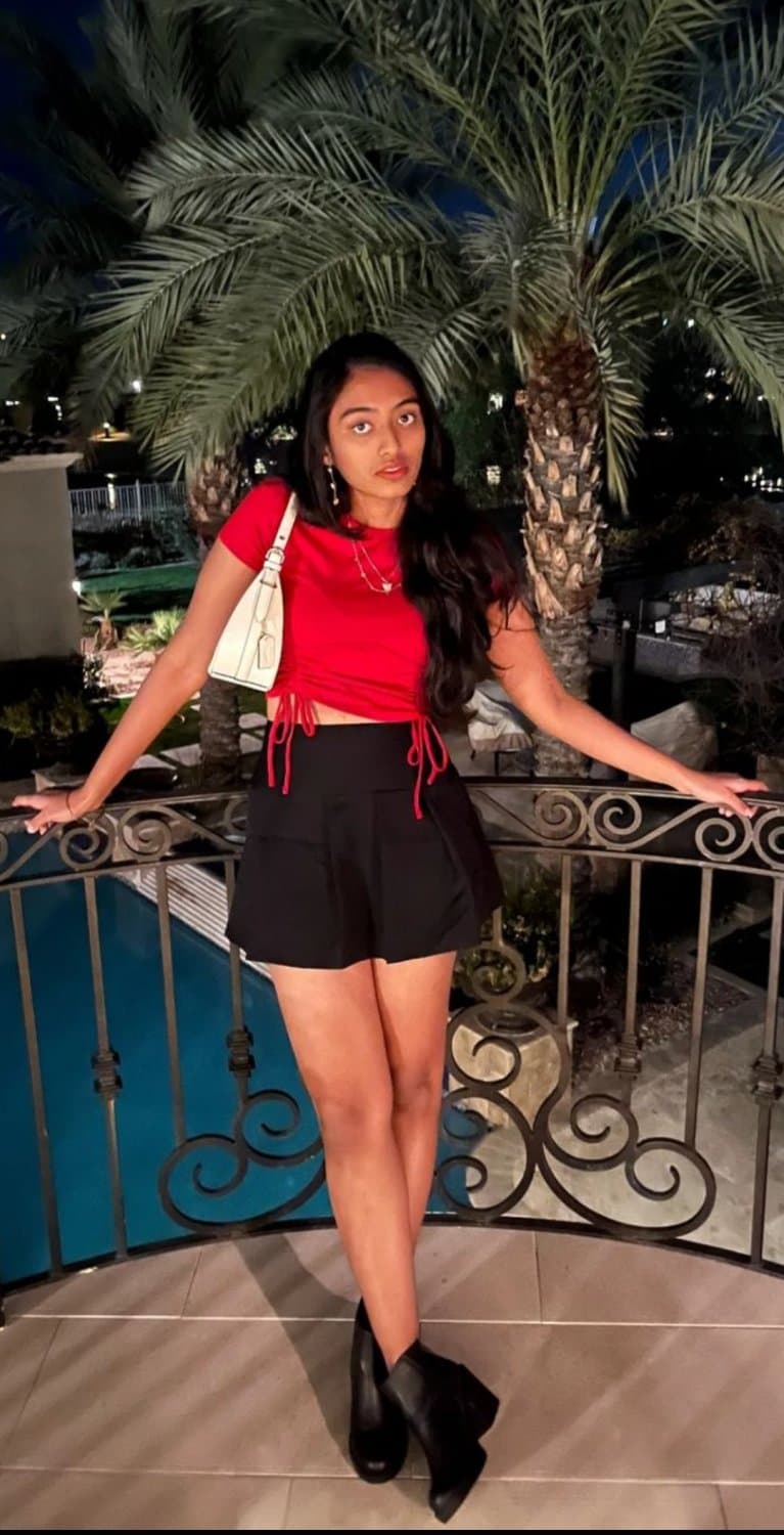 INDIAN CUTE TEEN W GLASSES SUCKING THE COCK DRY