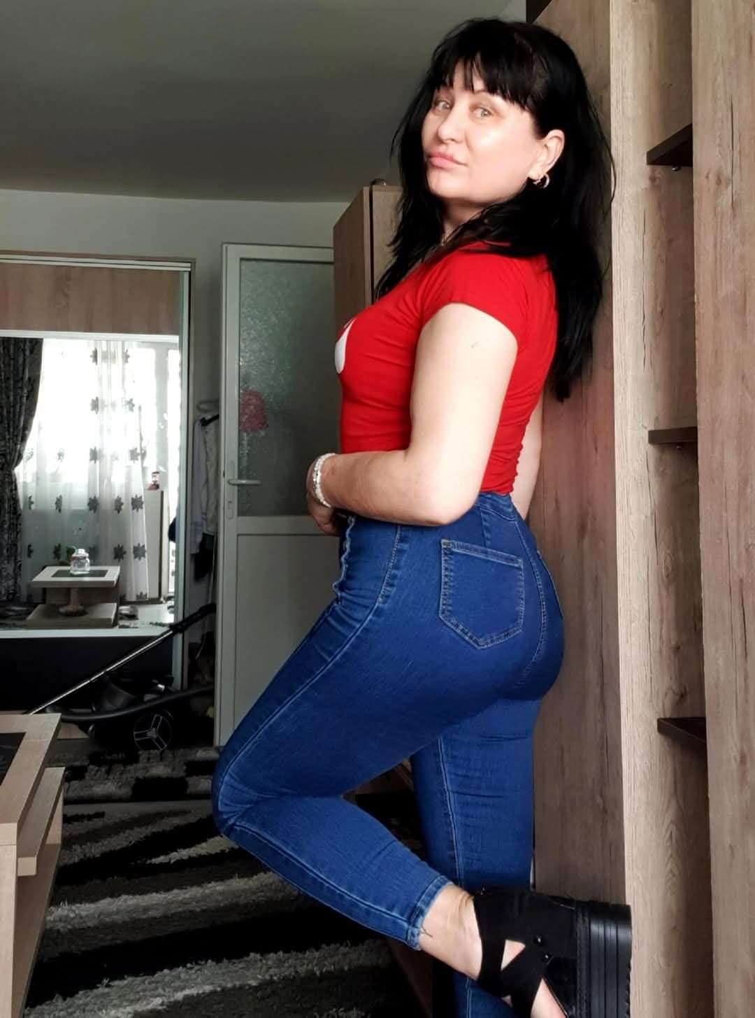 brunet MILF good for cock