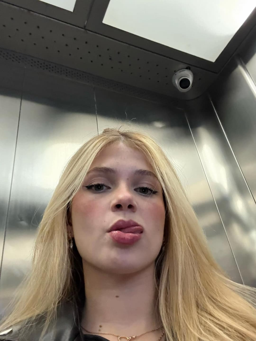 Arrasa Lana , fotos delicias...Lana Negrini a beleza loira , muito goostosa !!!