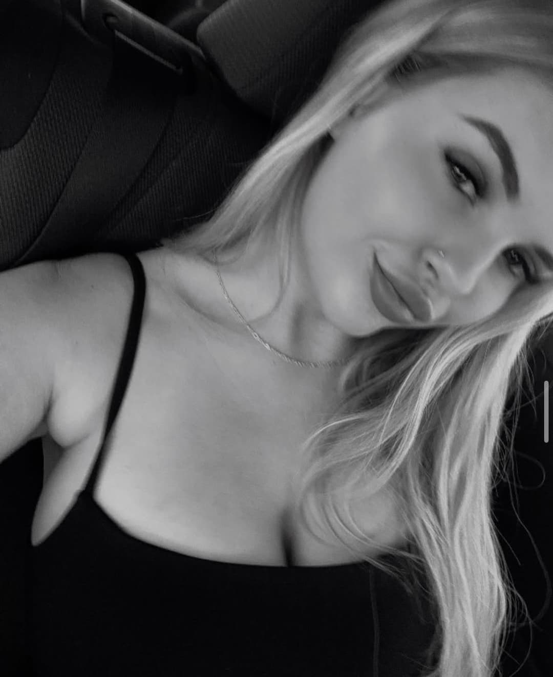 Busty blonde Hooters girl