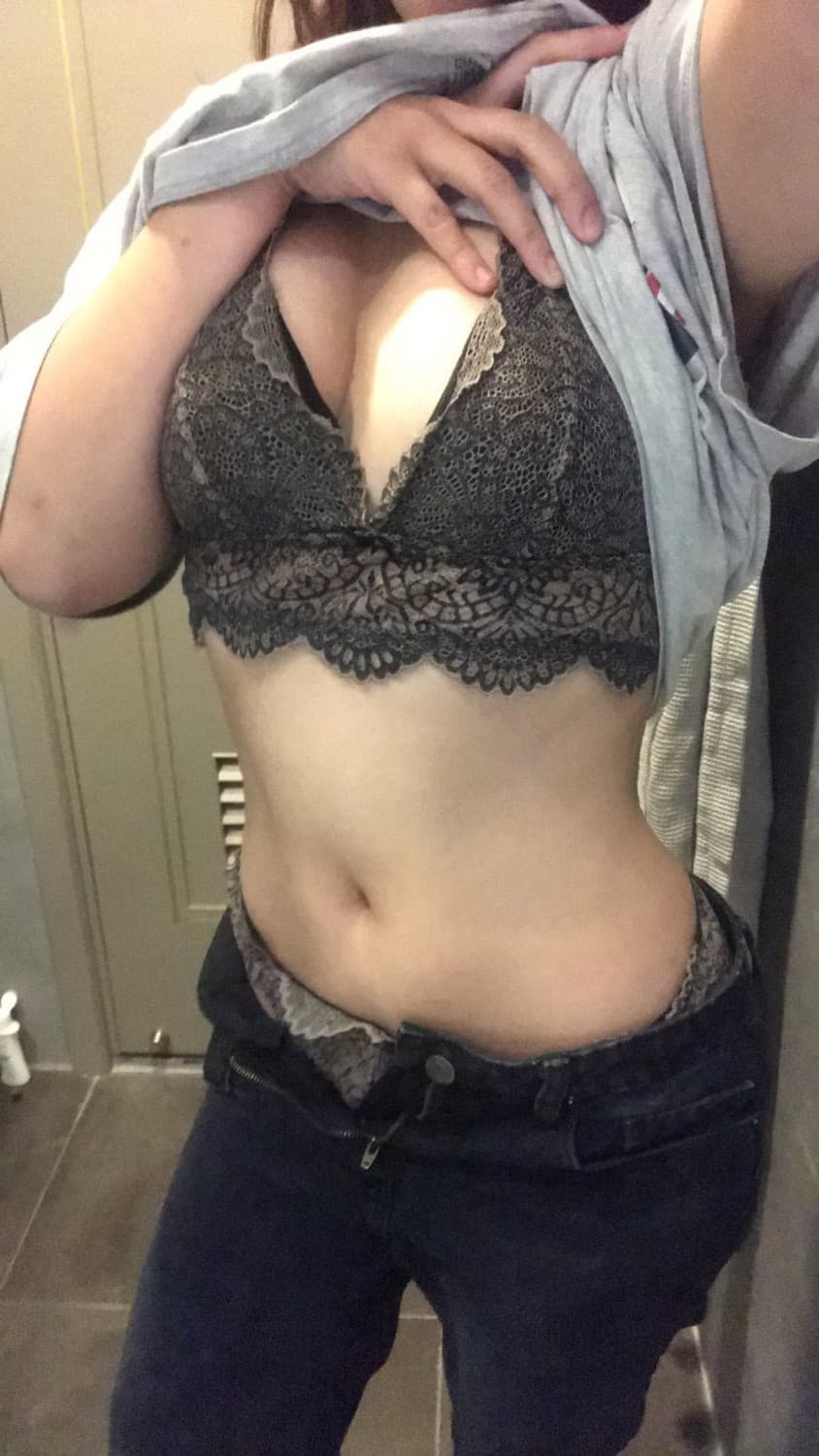 My girlfriend doesnt know i leak her nude here