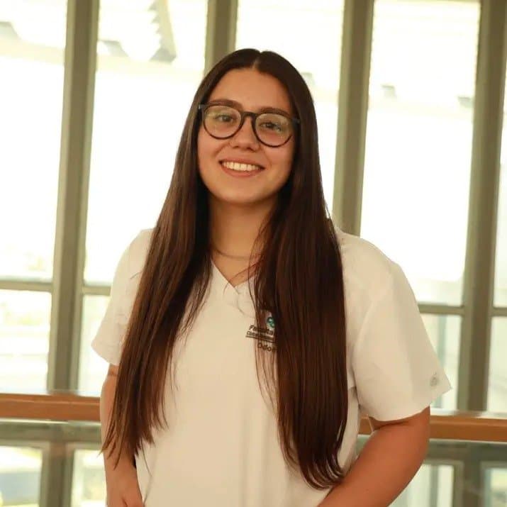 Culona tetona, con lentes, montando dildo