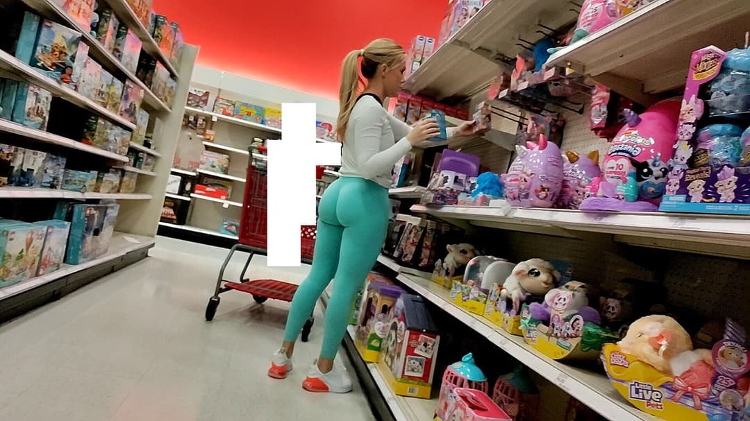 hard to write a caption for this blonde mom with just one hand holy jesus was her ass fattt