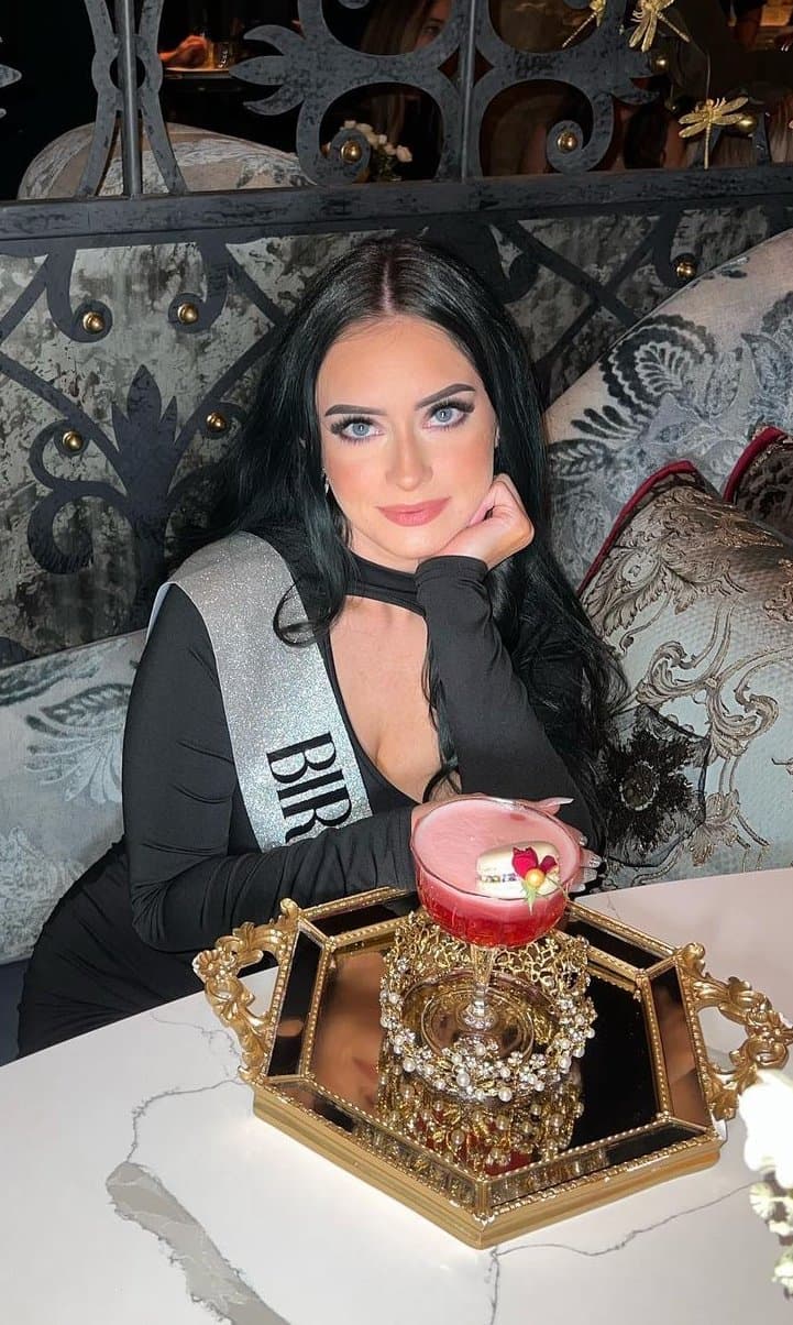 Fine ass snowbunny fucked up and slutted out by the whole Gang