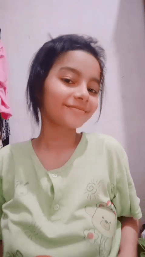 Novinha com rostinho de coelho de desenho dos peitãos - COMPLETO ? mixadulto.com