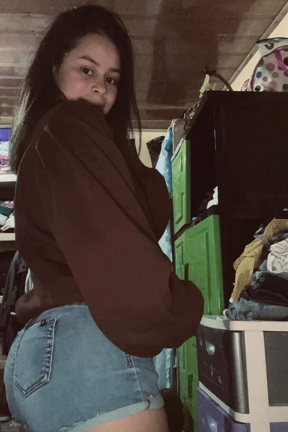 Fresia es una putita de 20 años con uno labios carnosos y le mama la verga a su abuelo?