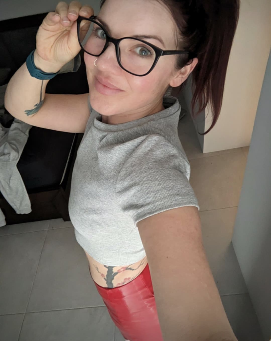 Mother of 2 going behind her bf’s back sending nudes to other guys and fuckinh other guys