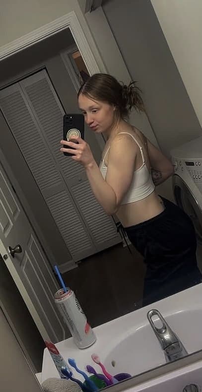 She loves attention so give her some fellas (Comment “Attention Whore” for more leaks. REPOST