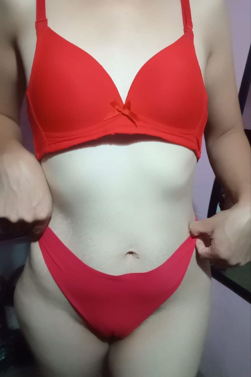 A la morrita linda le gusta usar lencería sexy