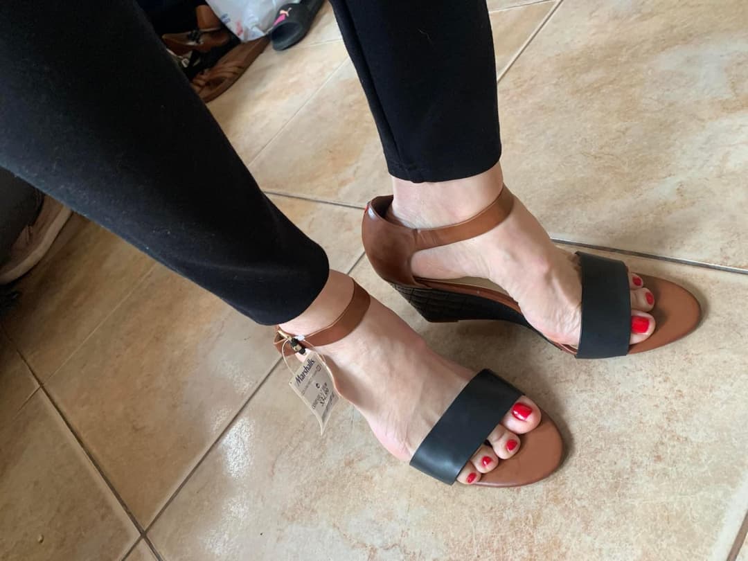 Click to view full size I would still tear this up even tho she a bit old she got big tits and cute toes lowkey