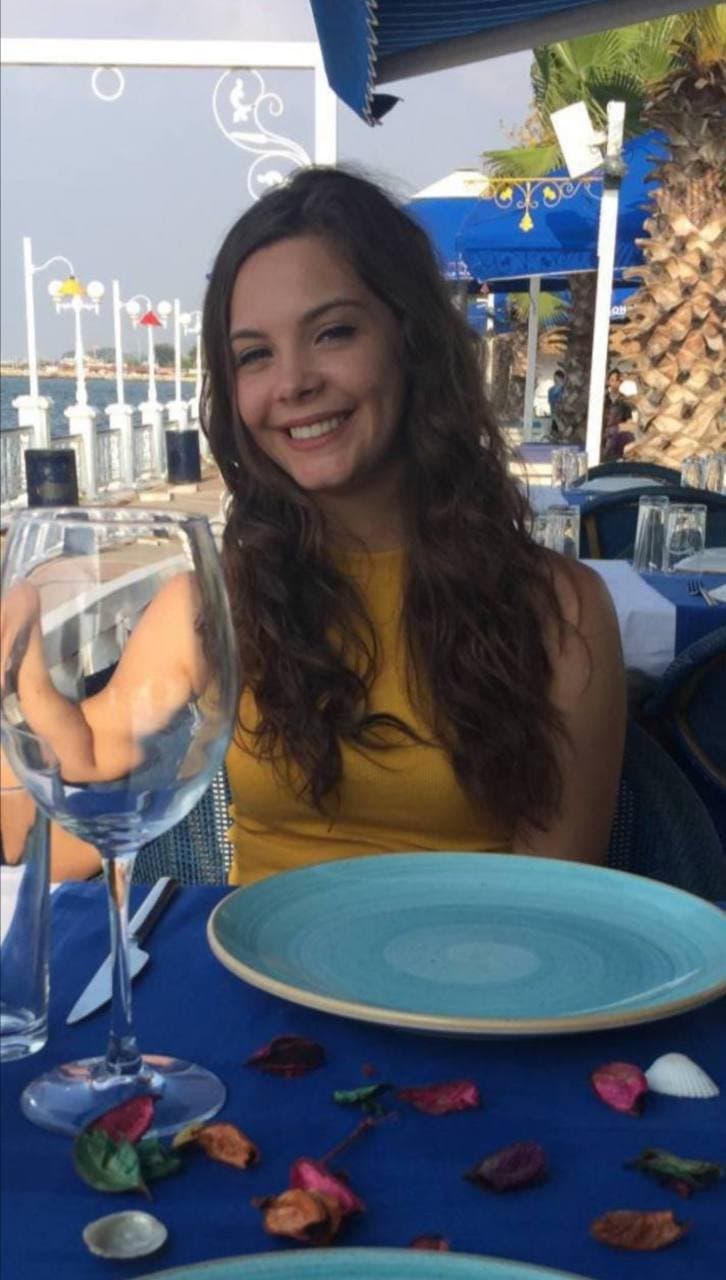 Cornudo nos comparte a la puta de su esposa masturbandose