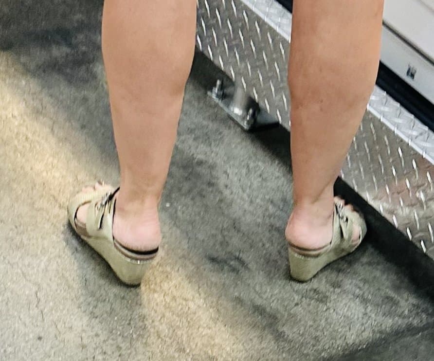 Random HotMoms & Milfs who are Fuckable & there Feet