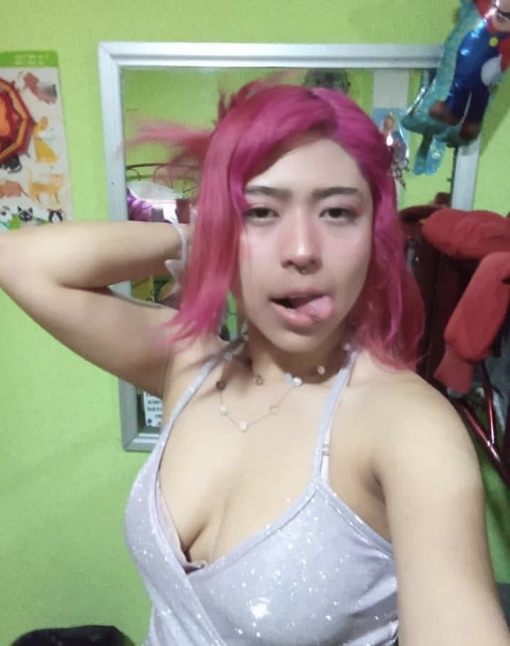 Puta mexicana muestra las tetas en lencería