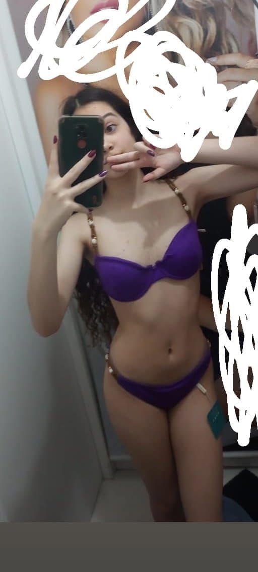 Ela se exibiu no espelho como se fosse só sua?/ comentem oque faria com ela ?