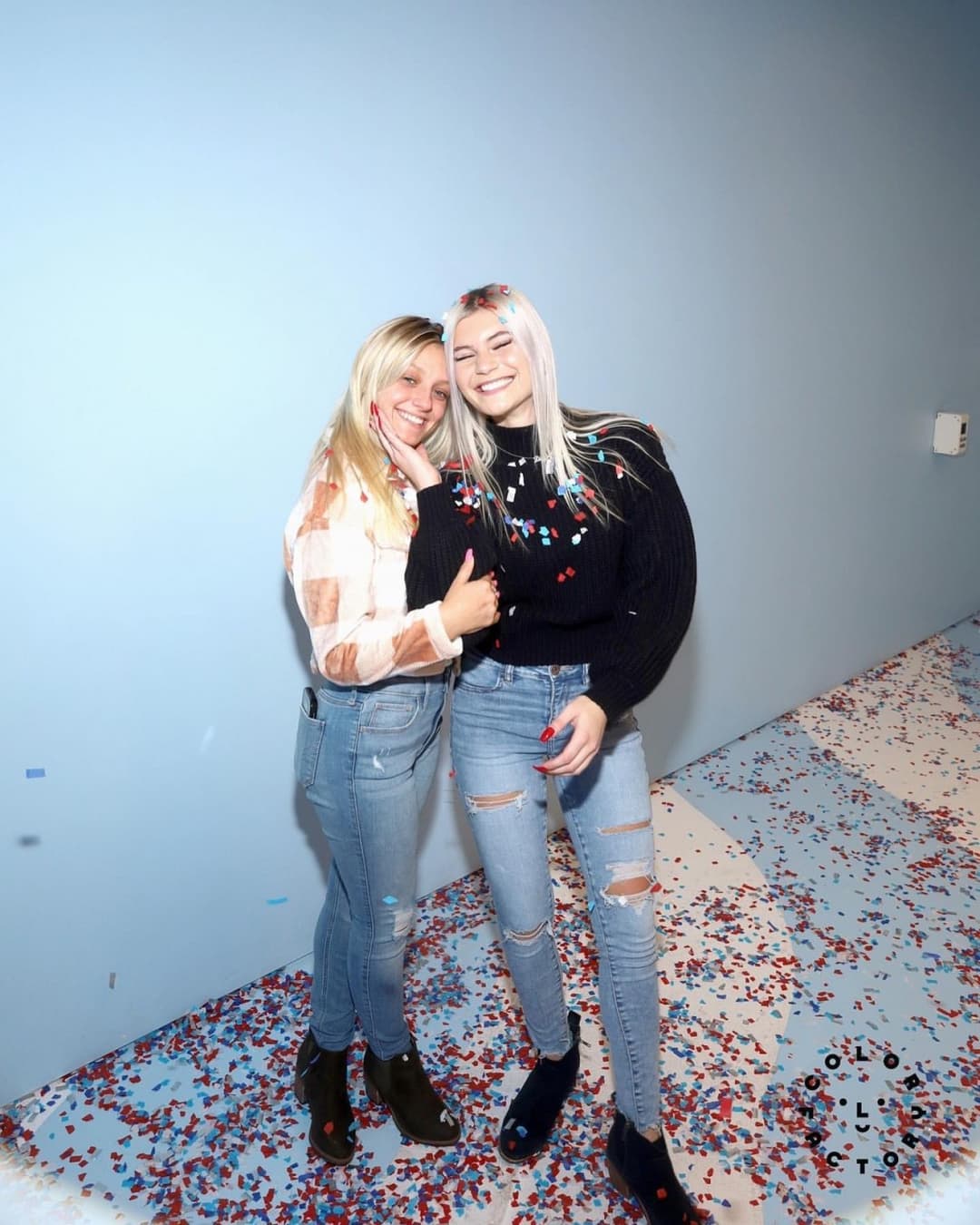 So jealous of this blonde smacking this ripped assholes hard cock on her face before sucking it good