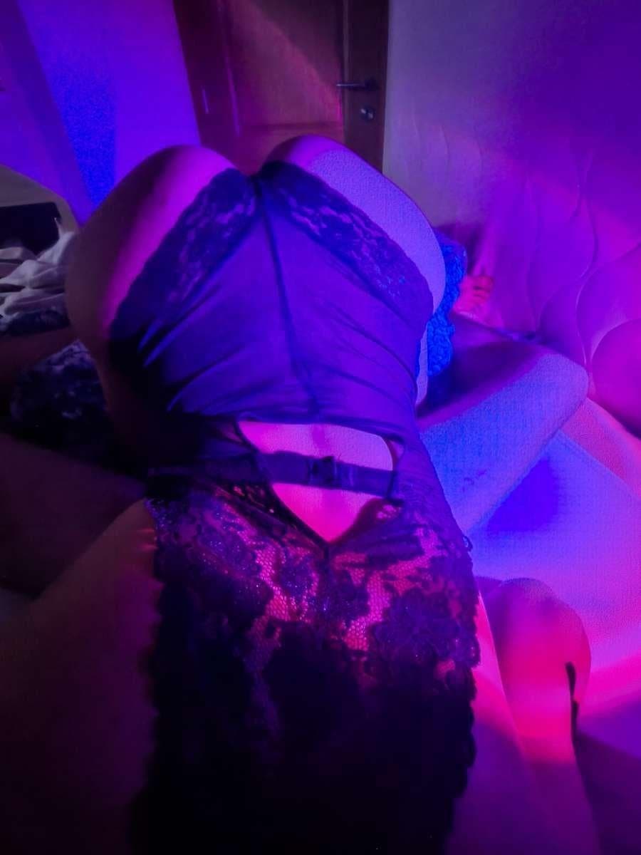 French babe Chloe put on display by fiancée