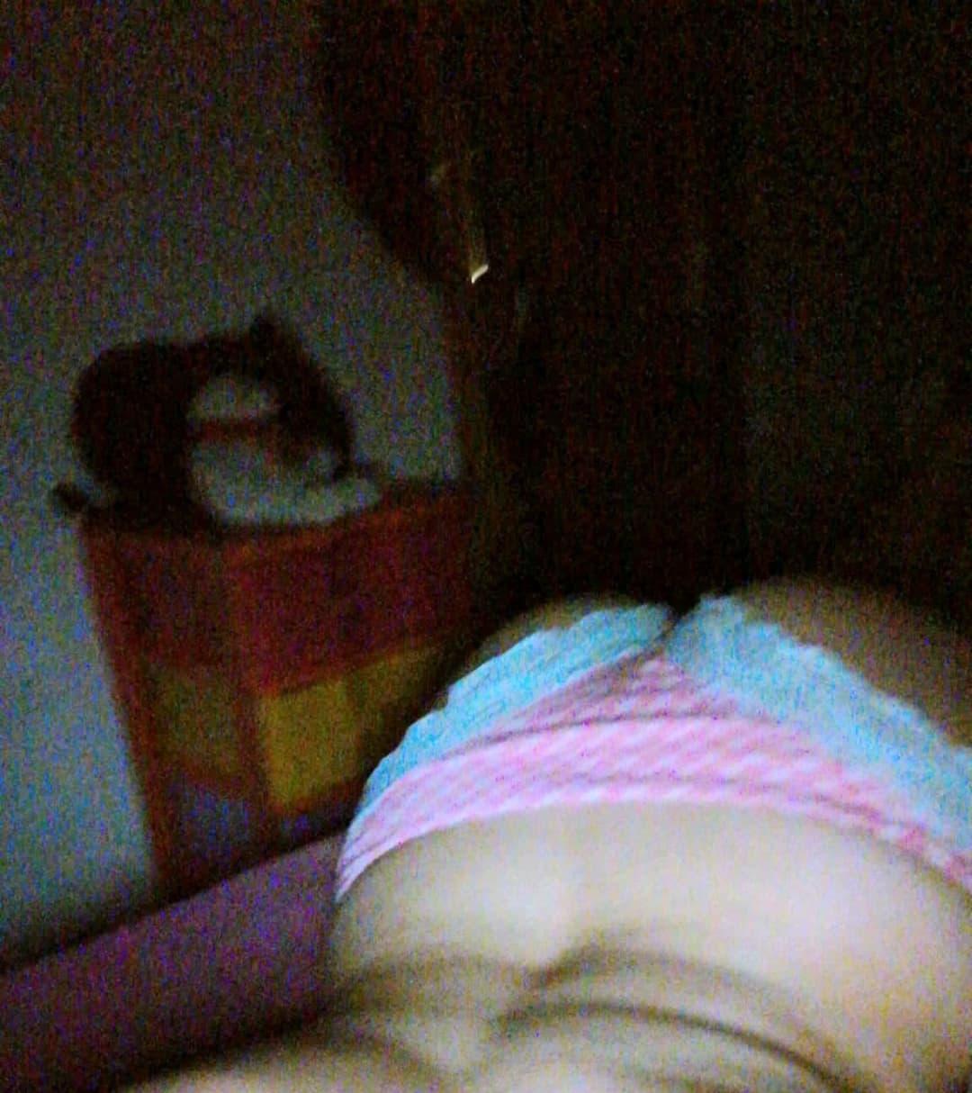 Click to view full size Pack amateur casero , novia en la cama se saca selfies